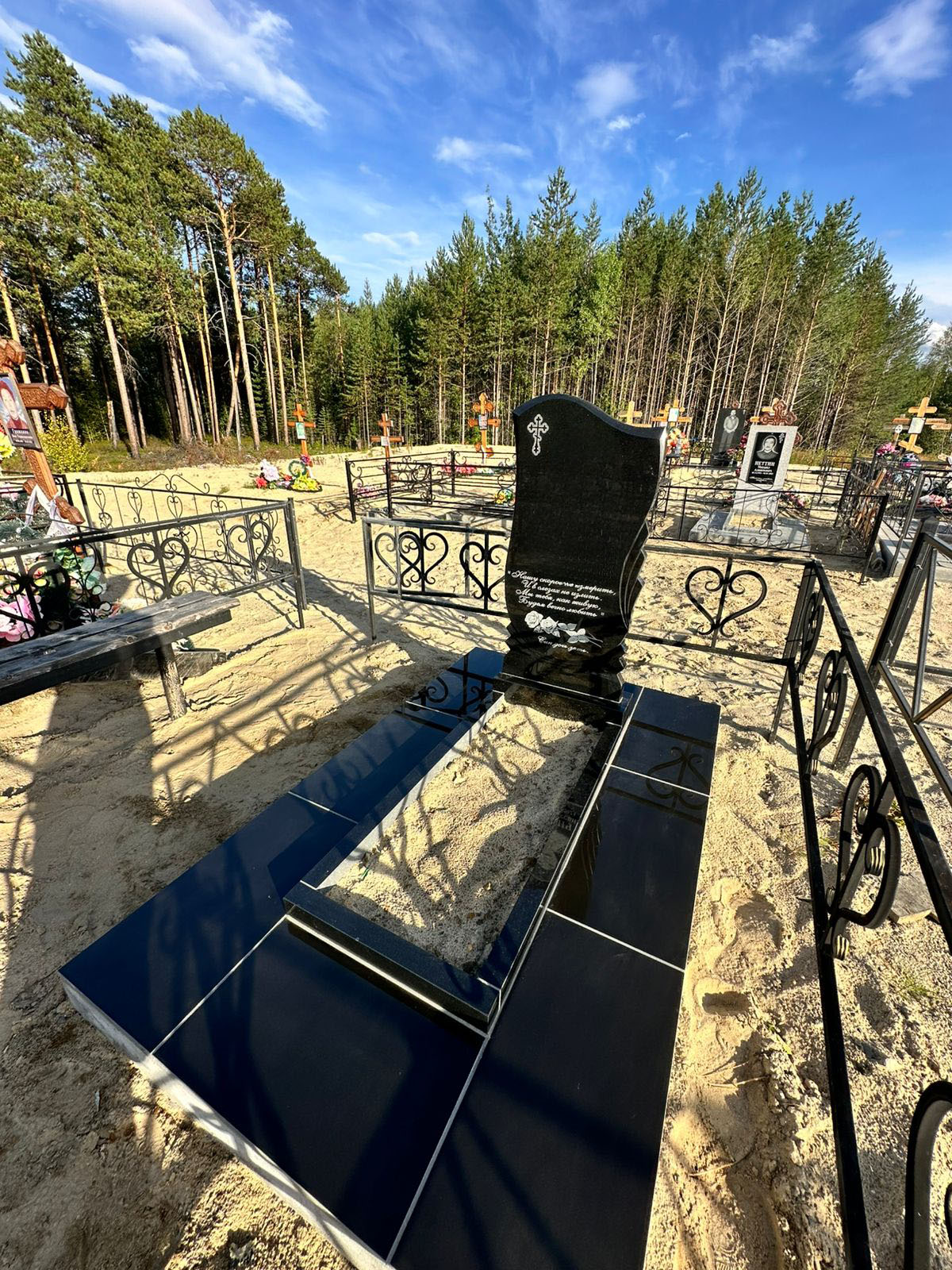 Комбинированные памятники из гранита — «Мир Камня»