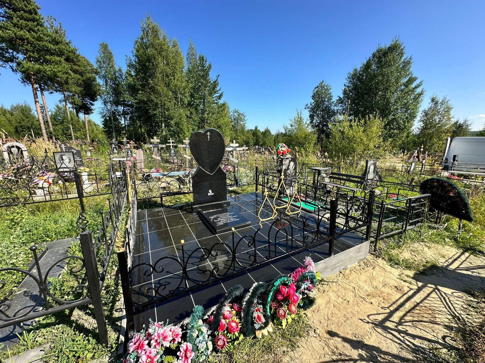 Комбинированные памятники из гранита — «Мир Камня»