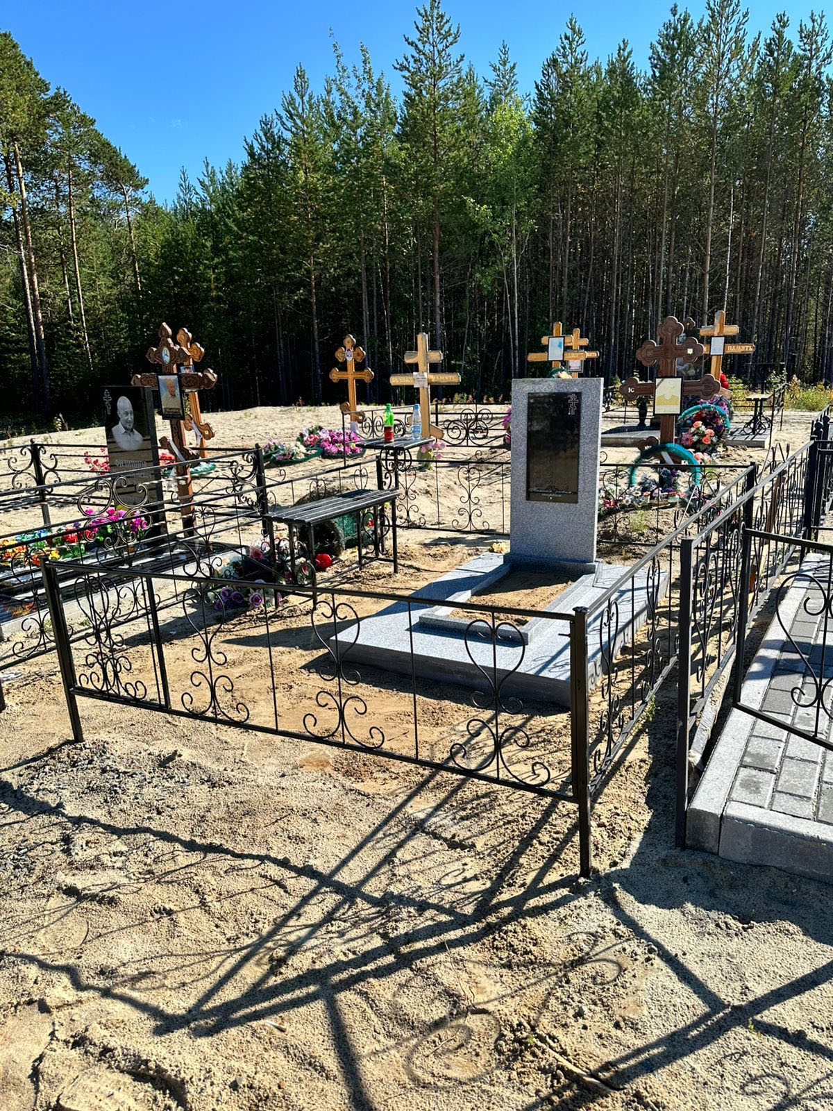 Оградки на кладбище в Нягани — изготовление и установка | Мир Камня