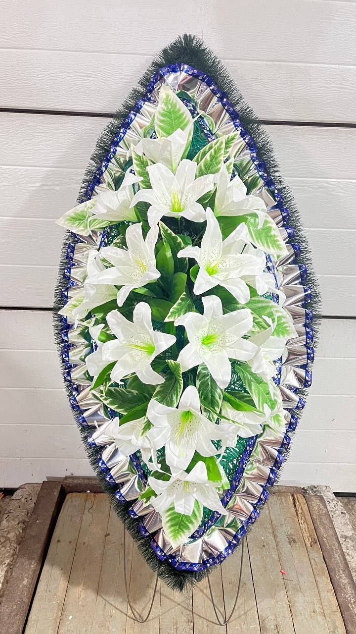 цветы и венки на кладбище Нягань