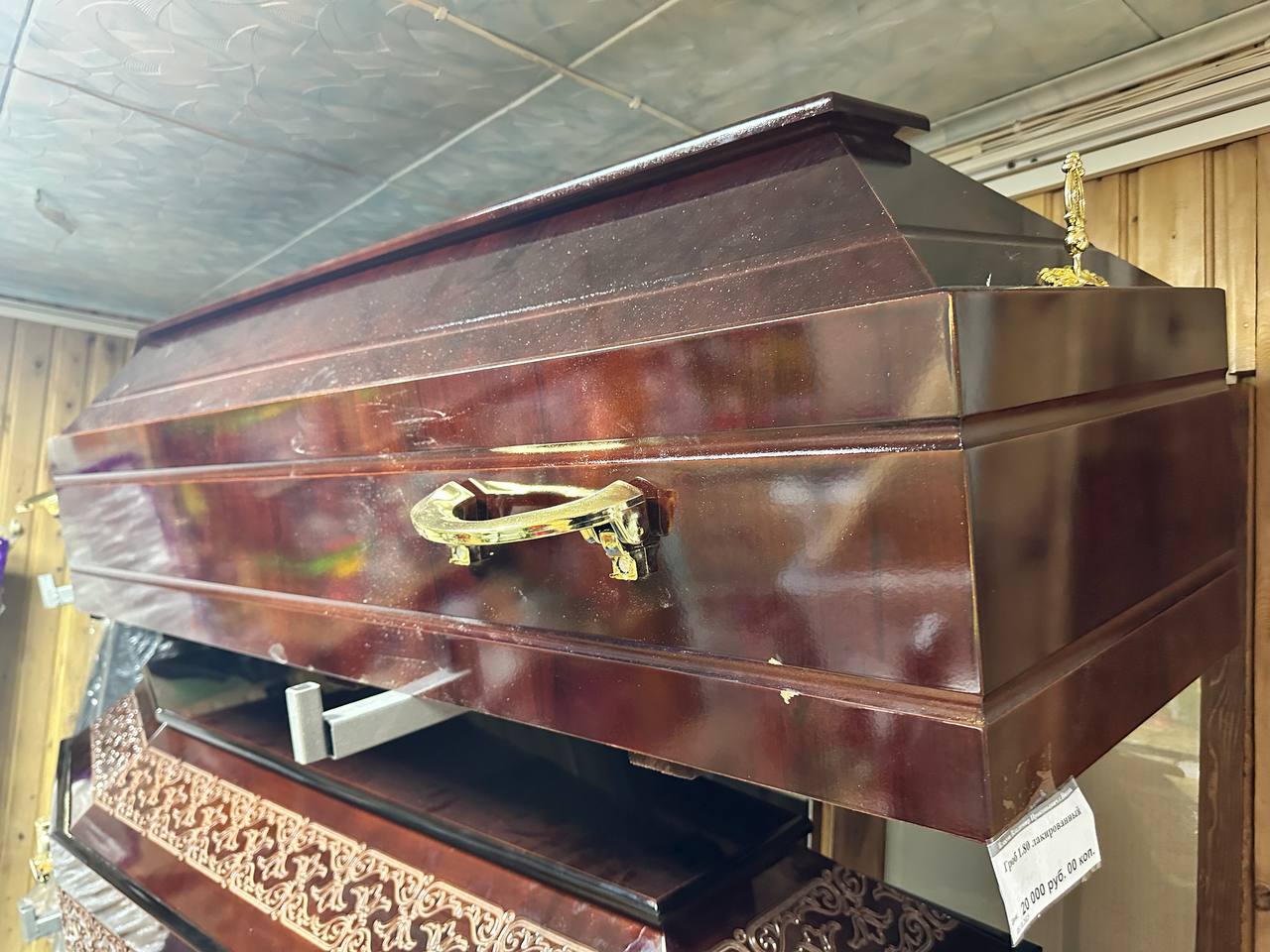 лакированный гроб с отделкой