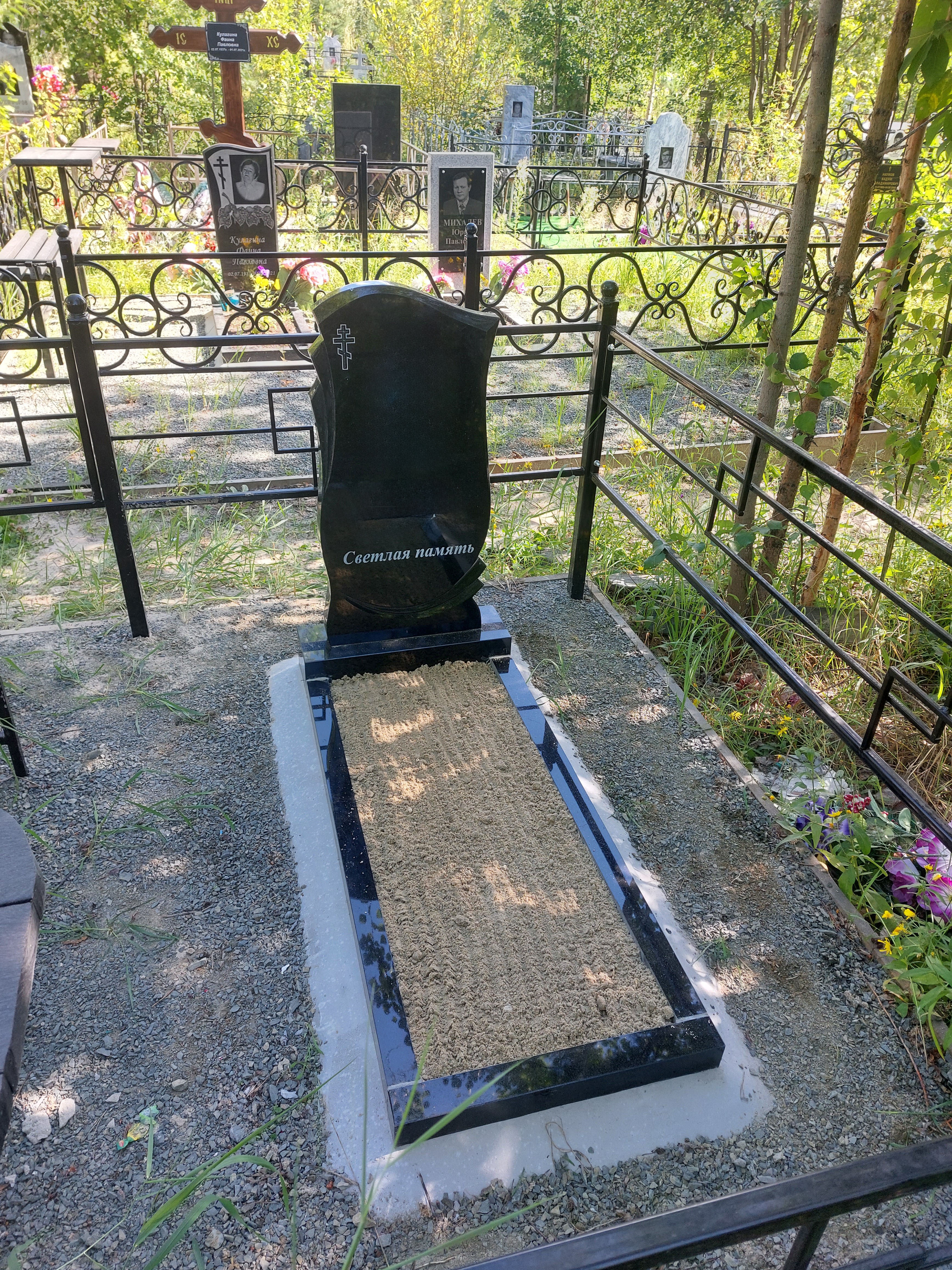 благоустройство могил и установка памятников