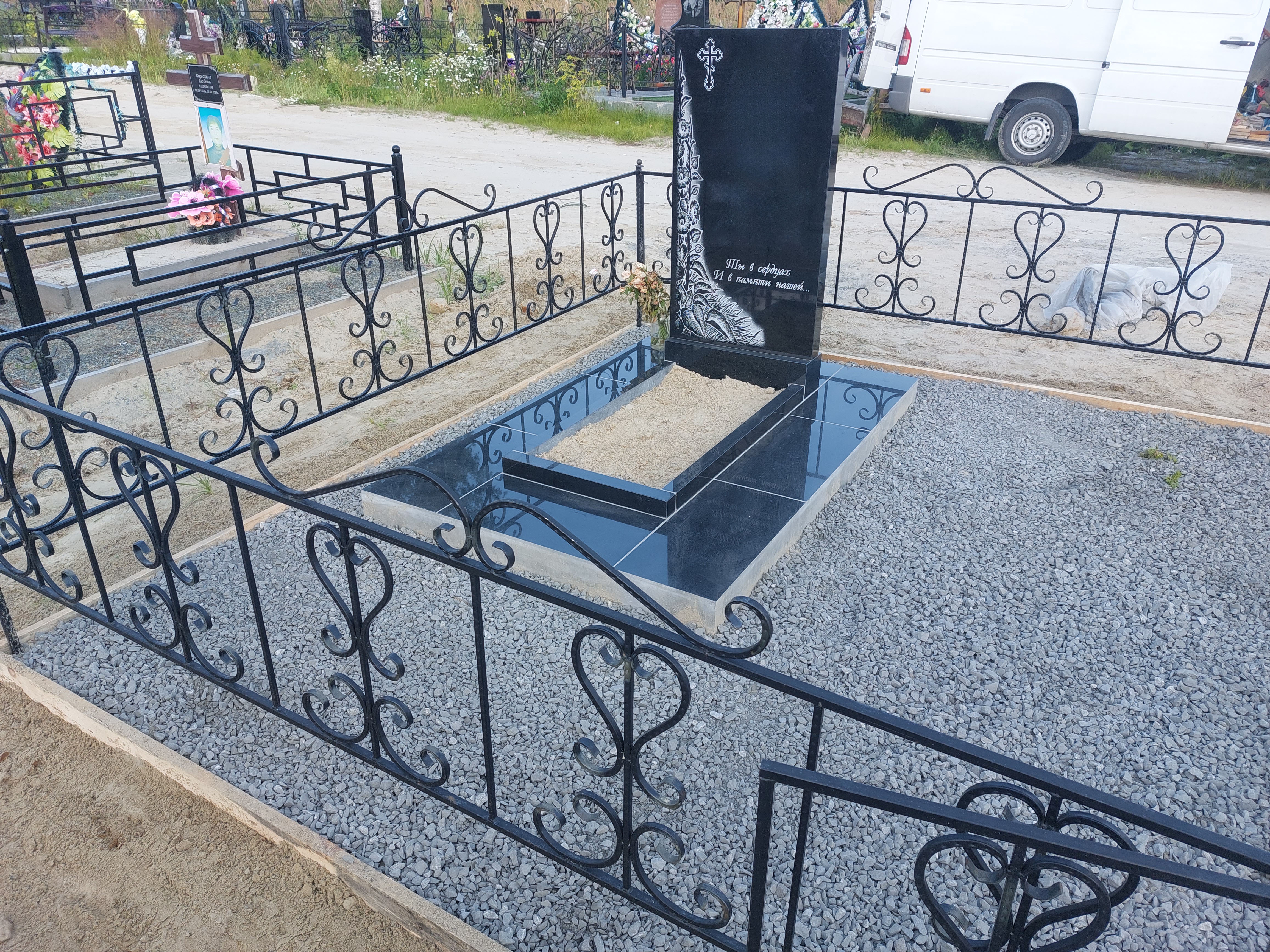 изготовление и установка памятников из гранита Нягань