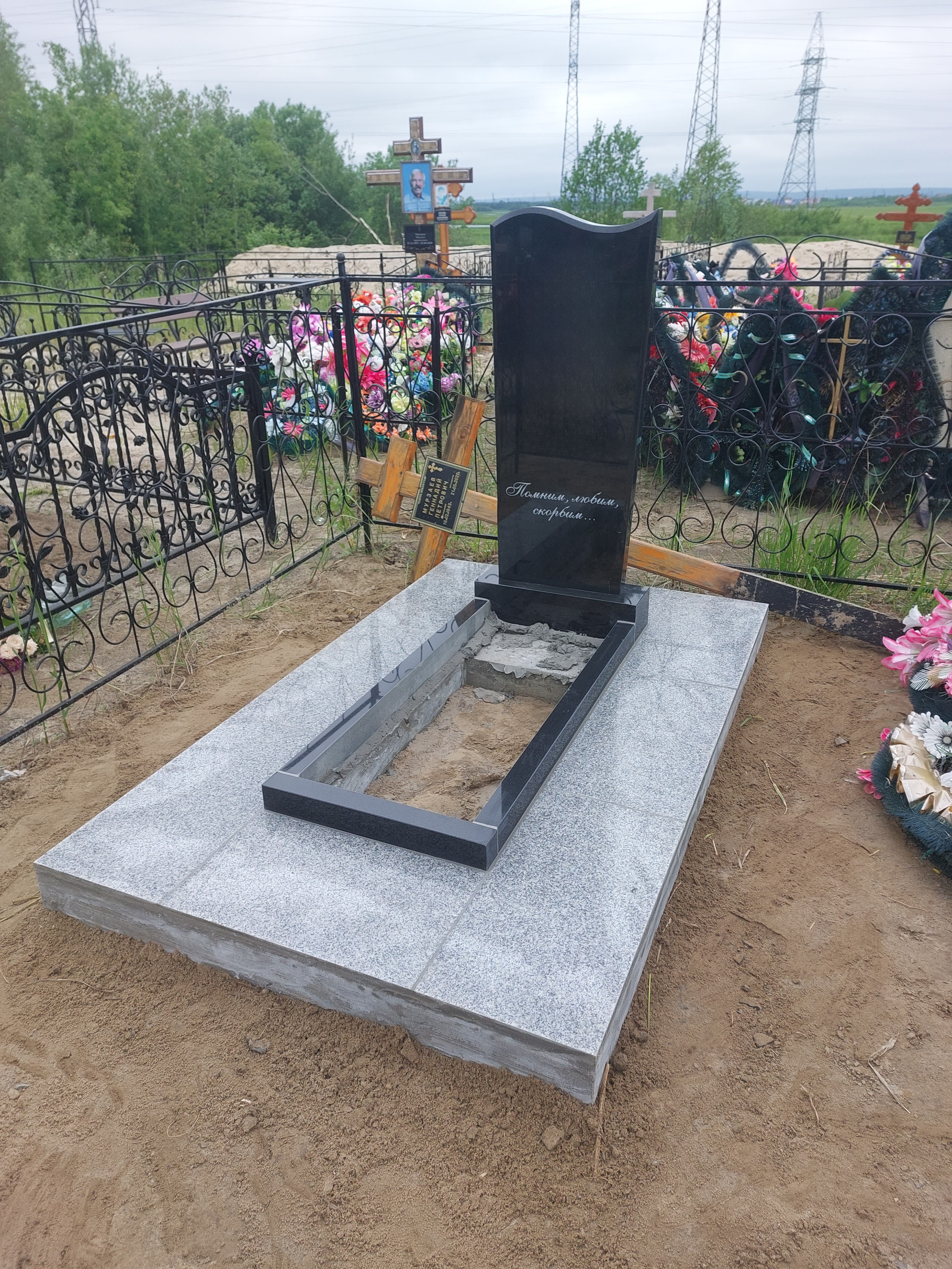 красивые надгробия и памятники из гранита фото