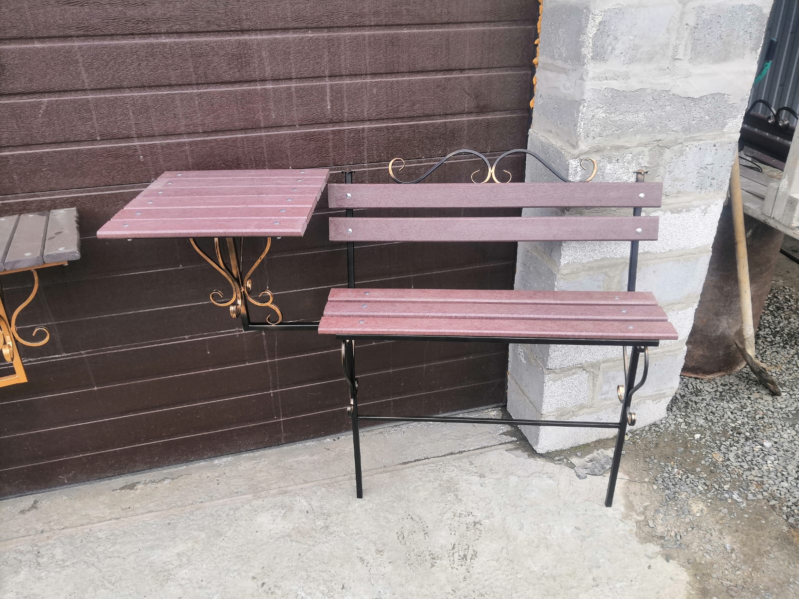 металлический столик на кладбище