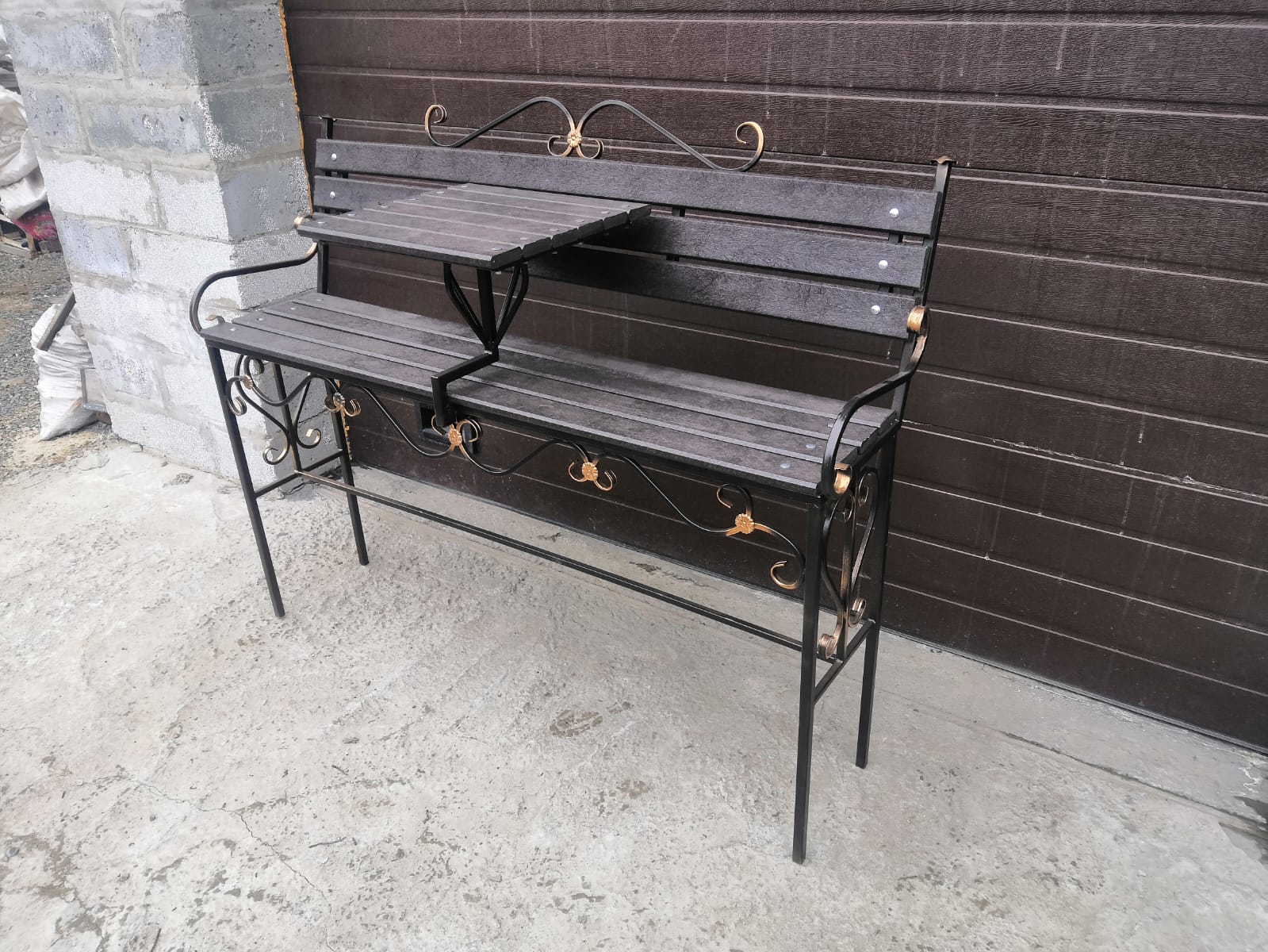 скамейка и стол на кладбище фото